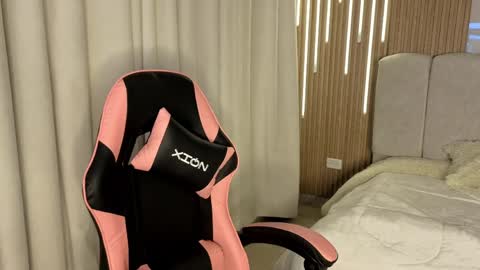 shalomm_ online show from April 7, 2:35 am