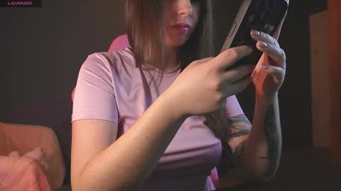 Snapshot of sharkgirl_ chatting on September 28, 3:39 pm Miley online show from September 28, 3:39 pm