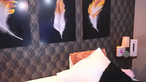 Sharom  online show from March 3, 7:09 pm