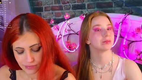 Lola and Stacey  Jamiegold and Juliared online show from April 9, 8:14 pm