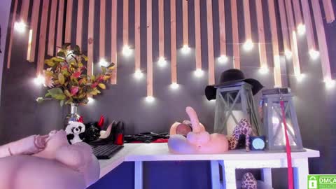 Snapshot of sharoon_gold chatting on December 20, 9:54 am Your mistress Sharon online show from December 20, 9:54 am