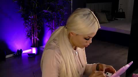 Snapshot of shayblonde chatting on February 18, 5:42 am shayblonde online show from February 18, 5:42 am