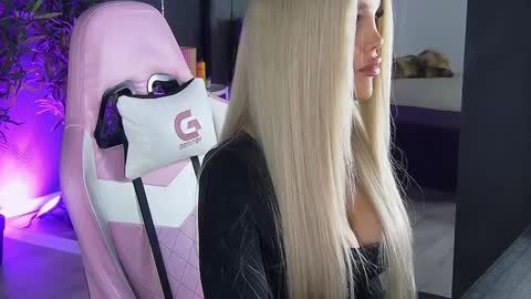 Snapshot of shayblonde chatting on December 2, 8:53 pm shayblonde online show from December 2, 8:53 pm