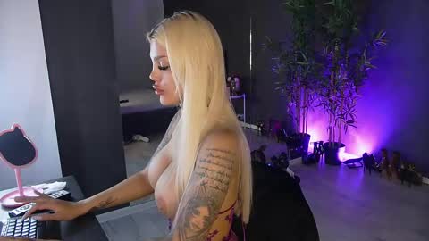 Snapshot of shayblonde chatting on March 11, 2:51 pm shayblonde online show from March 11, 2:51 pm