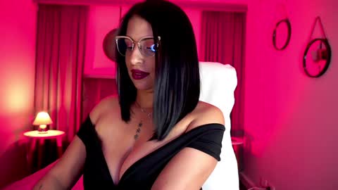 Snapshot of sheyla_hills_ chatting on January 14, 4:57 am Sheyla online show from January 14, 4:57 am