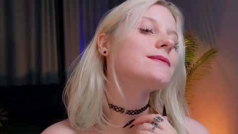 Snapshot of shinejoan chatting on September 24, 3:44 pm help me reach my first 25 thumbs up online show from September 24, 3:44 pm