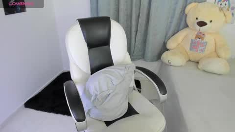 Snapshot of shy_angel4 chatting on December 28, 10:55 pm Nahomy online show from December 28, 10:55 pm