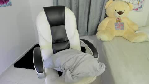 Snapshot of shy_angel4 chatting on December 16, 1:42 am Nahomy online show from December 16, 1:42 am