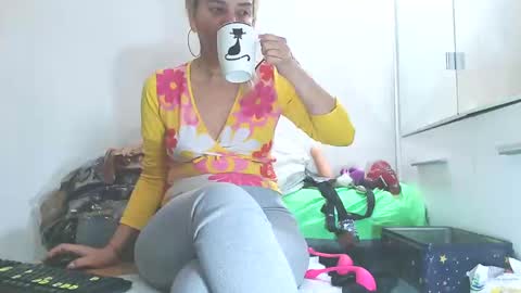 Shyhotsquirt online show from February 9, 2:06 am