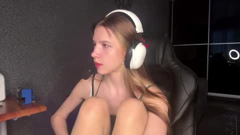 simikiss online show from May 21, 3:43 pm
