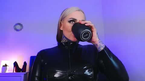 Ms. Sindel online show from November 12, 2:15 pm