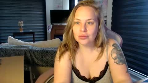 skibonniexo online show from May 26, 1:21 pm