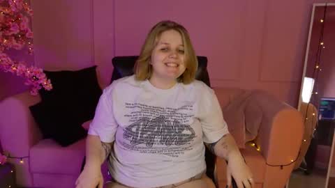 Snapshot of sladadeew chatting on December 12, 10:02 am Slada Deew online show from December 12, 10:02 am