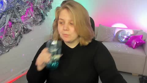 Snapshot of sladadeew chatting on January 31, 9:27 am Slada Deew online show from January 31, 9:27 am