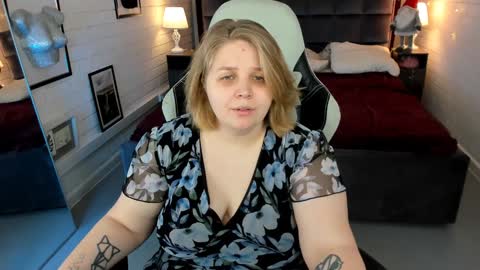 Snapshot of sladadeew chatting on January 29, 9:01 am Slada Deew online show from January 29, 9:01 am