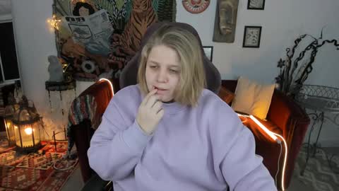 Snapshot of sladadeew chatting on January 14, 9:02 am Slada Deew online show from January 14, 9:02 am