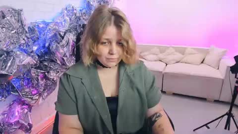 Snapshot of sladadeew chatting on December 9, 9:06 am Slada Deew online show from December 9, 9:06 am