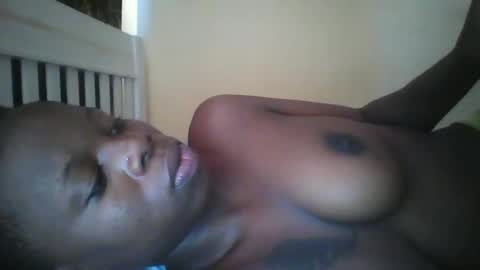 Snapshot of slim_petite_ebony chatting on December 18, 10:19 am slim_petite_ebony online show from December 18, 10:19 am