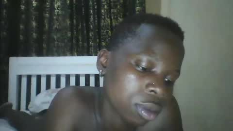 Snapshot of slim_petite_ebony chatting on December 25, 9:33 pm slim_petite_ebony online show from December 25, 9:33 pm