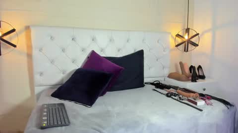 Snapshot of slut_milf1_ chatting on February 20, 7:30 pm Luna online show from February 20, 7:30 pm