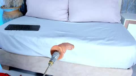 Snapshot of slut_milf1_ chatting on September 18, 9:35 pm Luna online show from September 18, 9:35 pm
