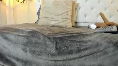 Snapshot of slut_milf1_ chatting on February 6, 7:29 pm Luna online show from February 6, 7:29 pm