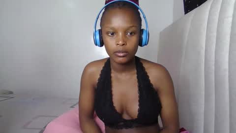 smiley luv1 online show from April 2, 7:33 pm