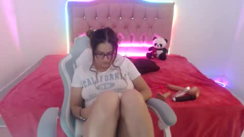 snowhot_69 online show from March 31, 2:33 am