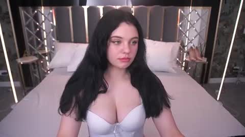 snowwhite_bella online show from July 2, 7:09 pm