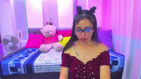 Snapshot of soffi_roberts chatting on March 5, 12:44 pm sofiia online show from March 5, 12:44 pm