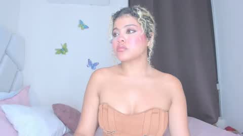 sofiacastillo01 online show from May 4, 1:31 am