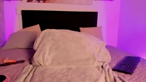 sofialujan_ online show from May 15, 1:43 am