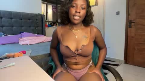 soft_nicole online show from May 6, 11:20 pm