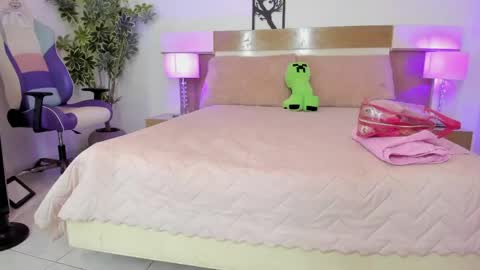 sophia_duarte_ online show from April 22, 12:13 pm