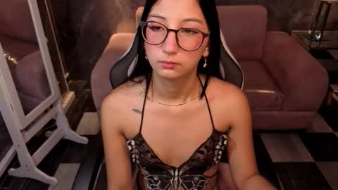 sophie_jones_b online show from March 29, 12:04 pm