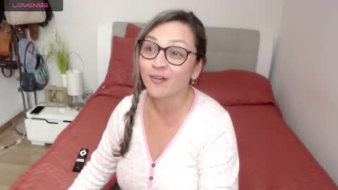 Snapshot of sophie_lopez1 chatting on December 27, 3:31 am Sofa online show from December 27, 3:31 am