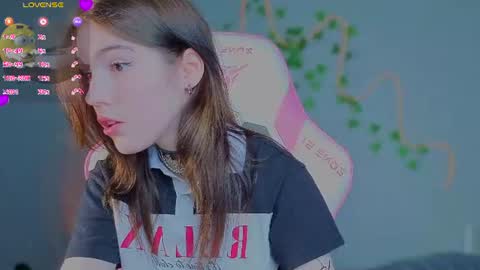 sophie_nomenal_ online show from August 7, 7:04 am