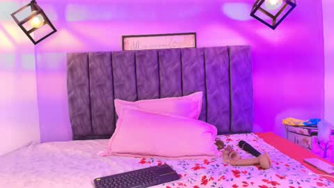 Snapshot of sophiee_velvet chatting on September 28, 4:01 pm online show from September 28, 4:01 pm