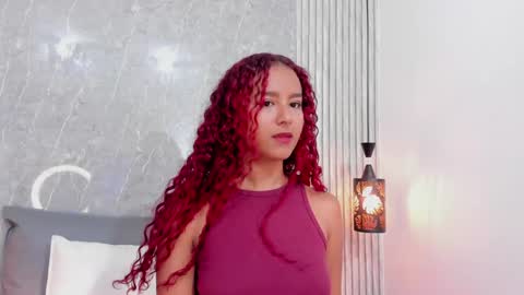 Snapshot of sophiee_velvet chatting on December 6, 9:45 pm online show from December 6, 9:45 pm