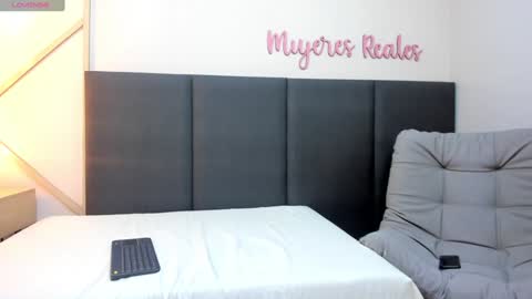sophieharris__ online show from December 13, 9:20 pm