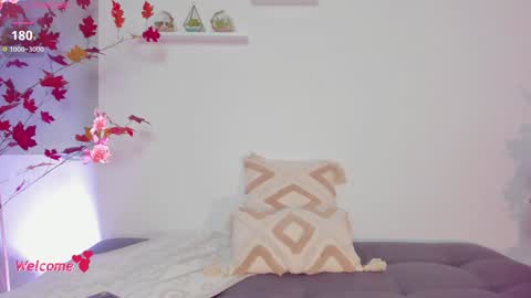 Sophie Hunt online show from December 7, 4:47 pm