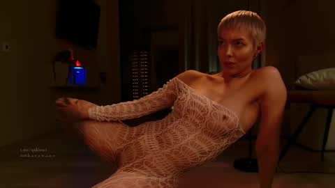 Elizabeth online show from November 12, 6:50 pm