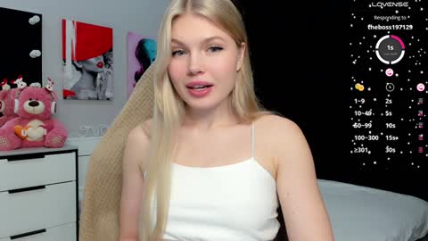 Snapshot of starlight_2004 chatting on December 11, 2:22 pm Caroline online show from December 11, 2:22 pm
