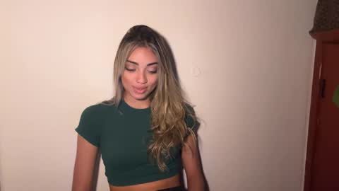 Mia online show from April 8, 10:50 am