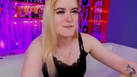 stef_nicks online show from May 17, 10:36 am