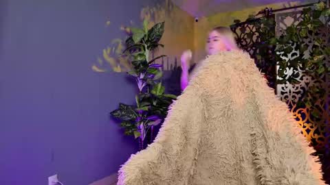 stef_nicks online show from May 10, 10:06 am