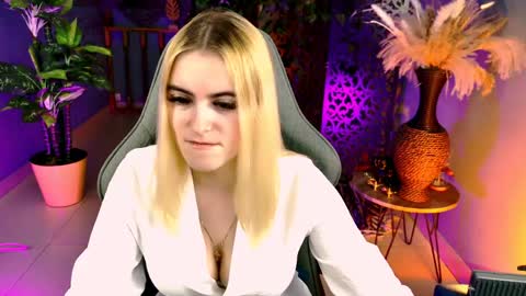 stef_nicks online show from May 4, 9:24 am