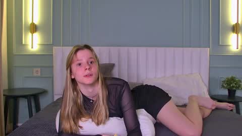 Stefie online show from April 3, 1:42 pm