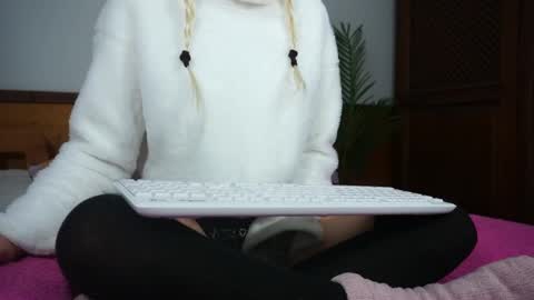 Snapshot of stellacinderella chatting on December 22, 2:16 pm StellaCinderella online show from December 22, 2:16 pm