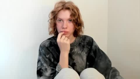 Snapshot of stellaswen chatting on October 2, 9:03 am S T E L L A online show from October 2, 9:03 am